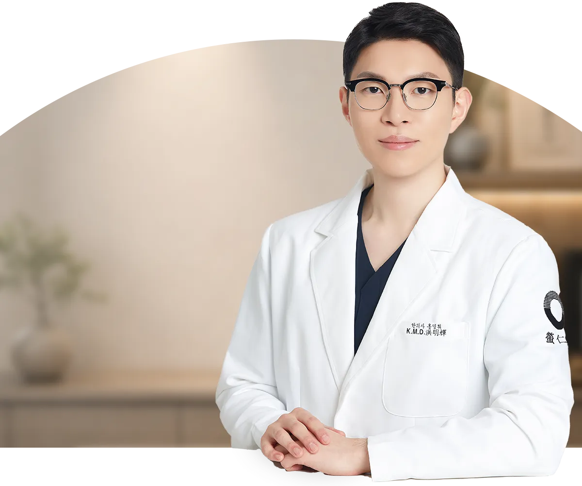 무표정일 때는 괜찮은데 웃을 때 얼굴이 달라 보인다면, 안면비대칭 상담 전 기록할 것