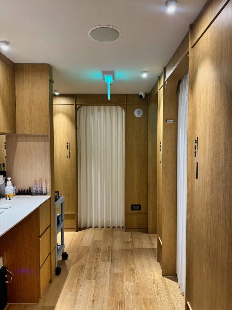 커튼으로 나뉜 형인재한의원 강남점 치료실 복도