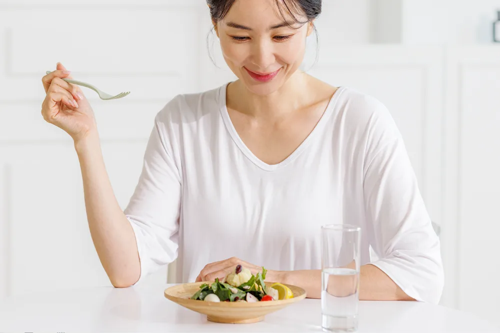 식사하는 여성