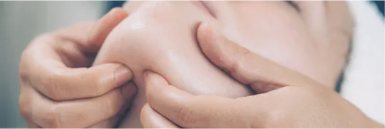 바디 피부 조직 상태 확인 장면