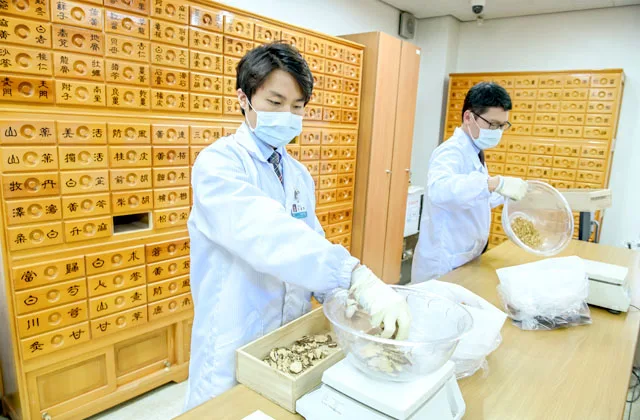 조제실 저울 작업