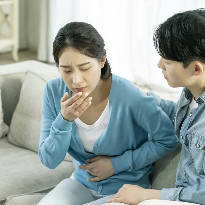 배 위에 손을 모은 산모