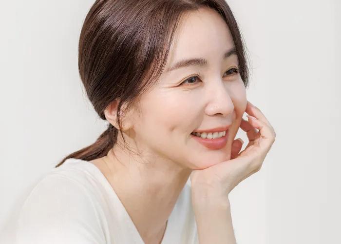 미소 짓는 여성 — 자궁·난소 기능 정상화