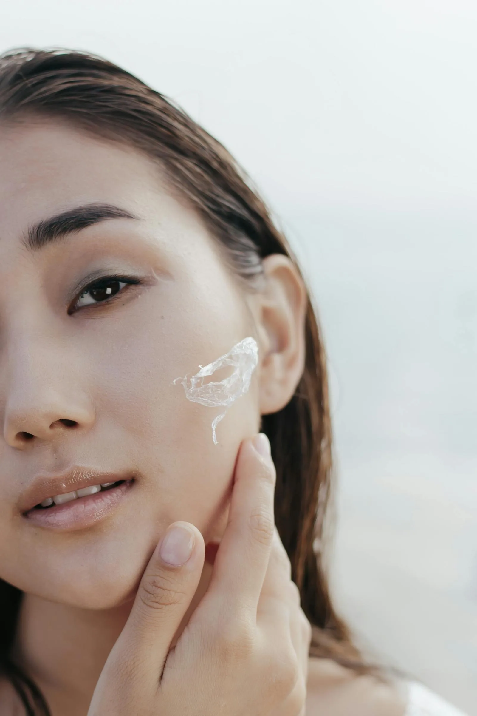 여드름 흉터 치료를 언제 시작해야 하는지 보여주는 맑은 피부 이미지