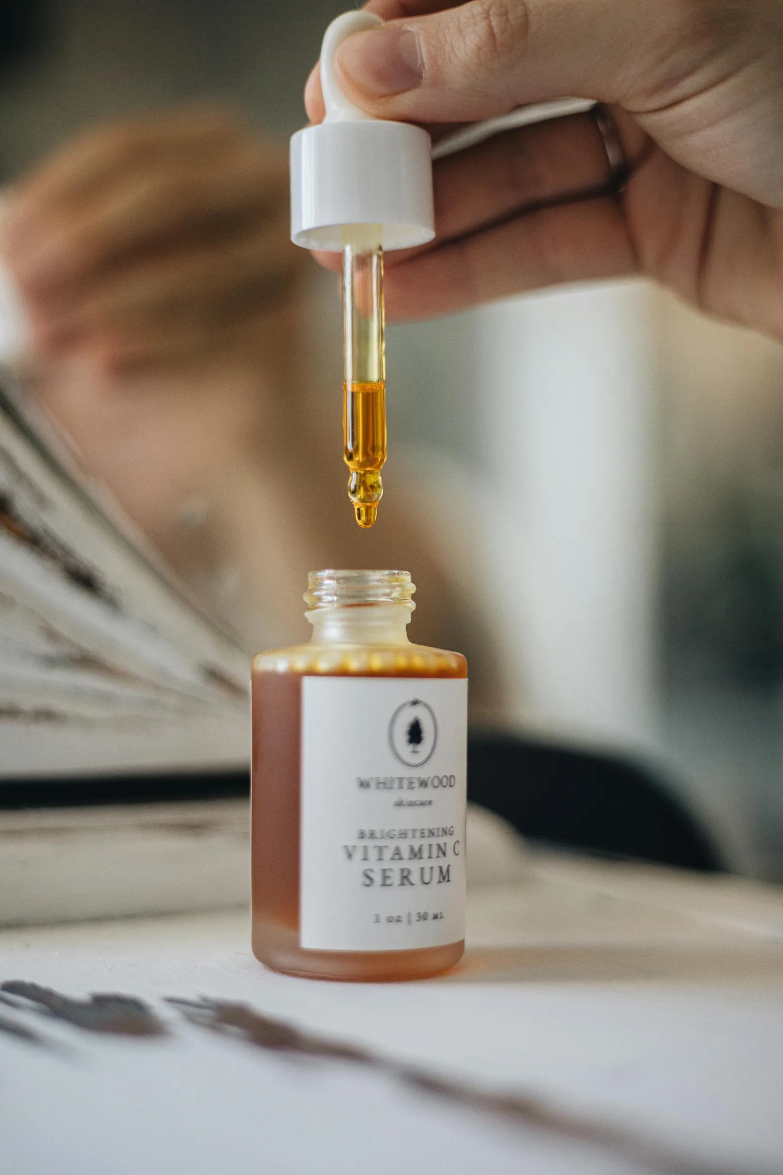 스킨부스터 성분을 상징하는 미니멀 스킨케어 세럼 이미지